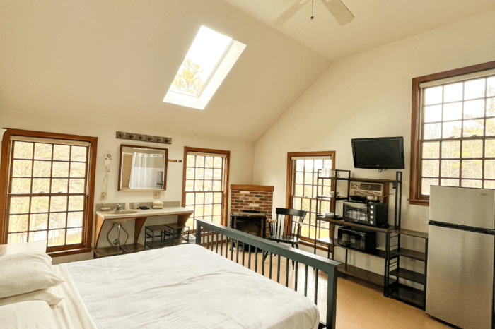 A cozy 2nd-floor Unit #5 with Kitchenette