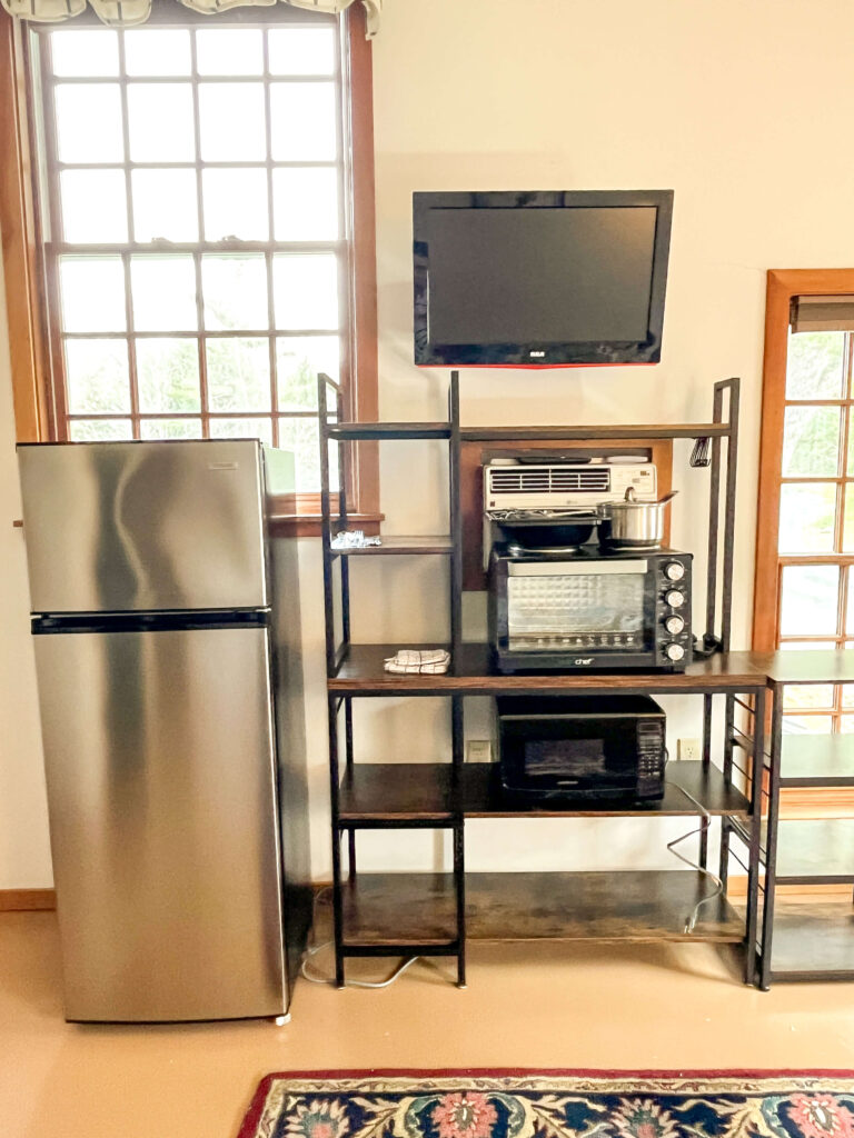 A cozy 2nd-floor Unit #5 with Kitchenette