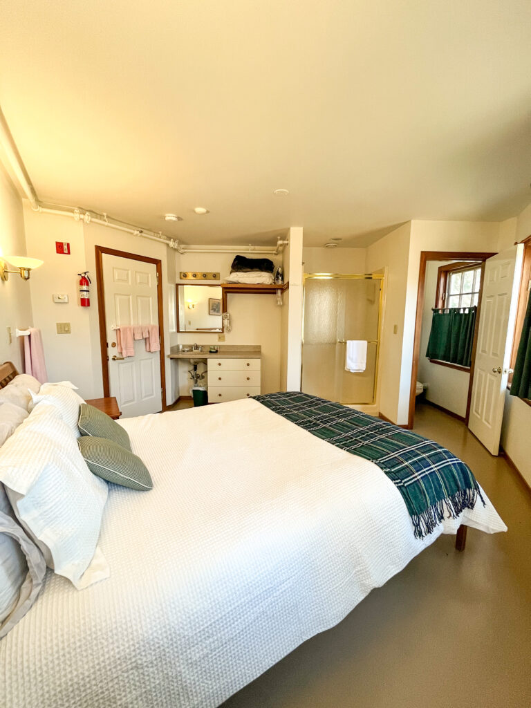 A Cozy Unit #11 with a queen bed and private bath with shower