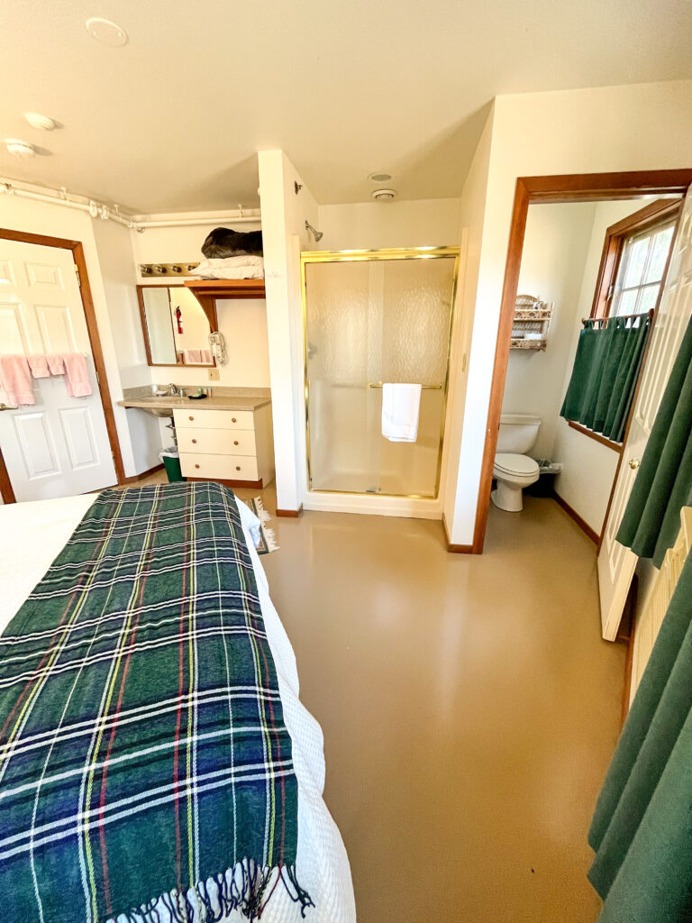 A Cozy Unit #11 with a queen bed and private bath with shower