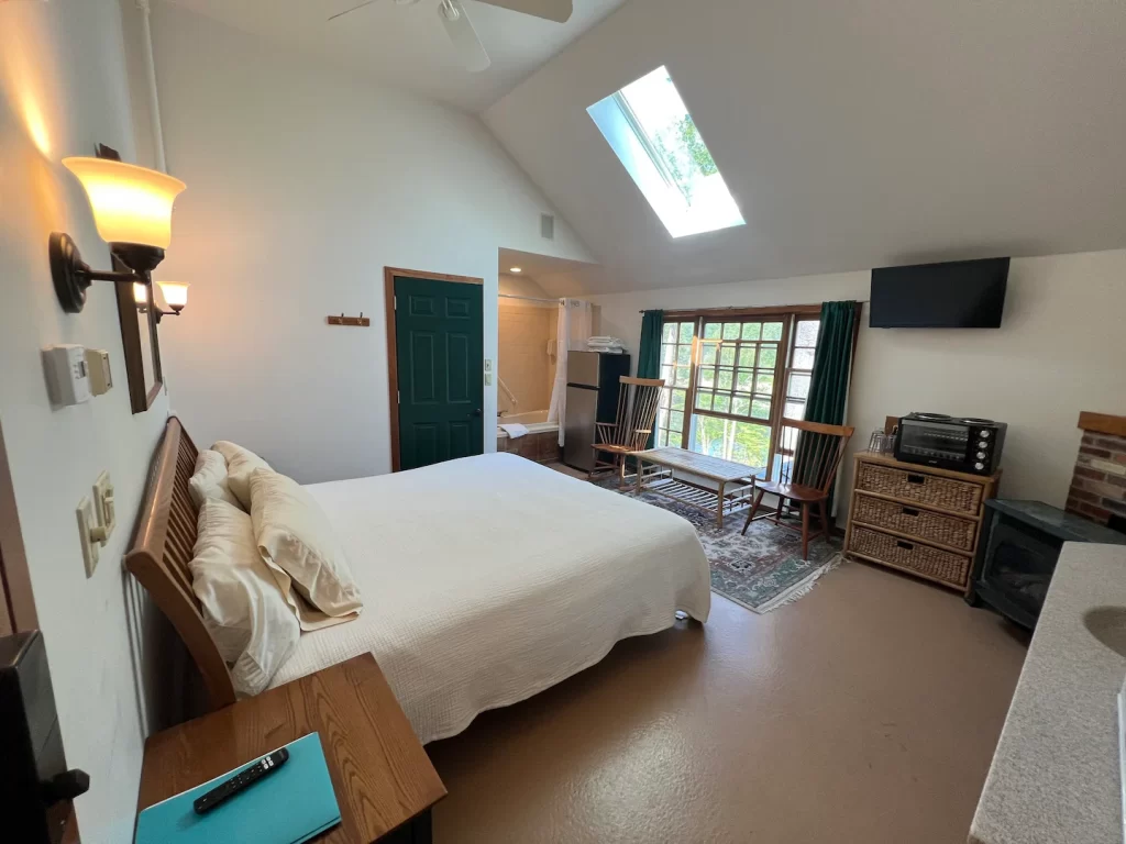 A cozy 2nd-floor Unit #6 with Kitchenette with a king bed, kitchenette