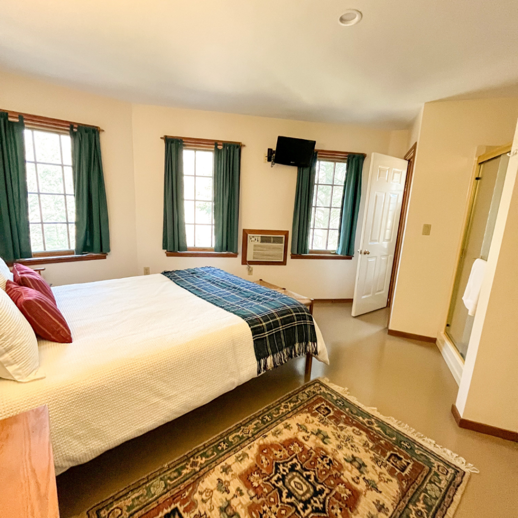 A cozy Unit #10 with a queen bed and private bath with shower in Lyme, NH