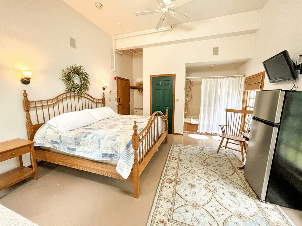 A cozy 2nd-floor Unit #7 with Kitchenette