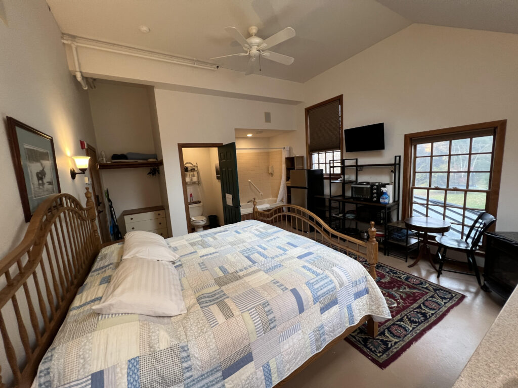 A Cozy 2nd-floor Unit #4 with Kitchenet