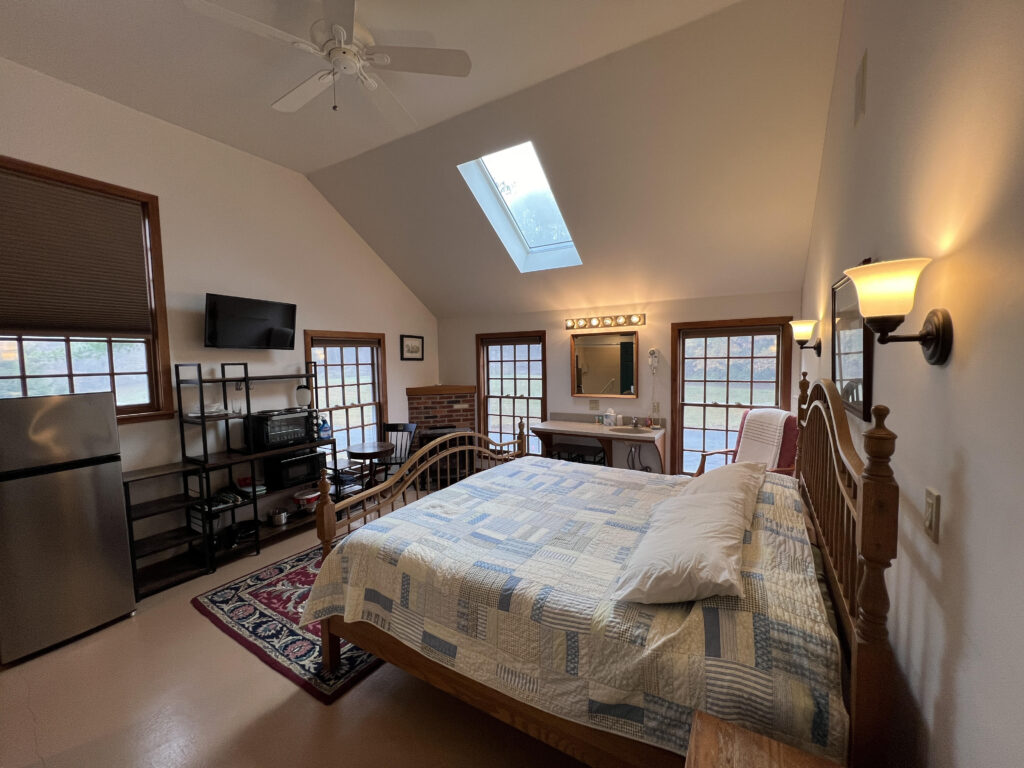 A Cozy 2nd-floor Unit #4 with Kitchenet