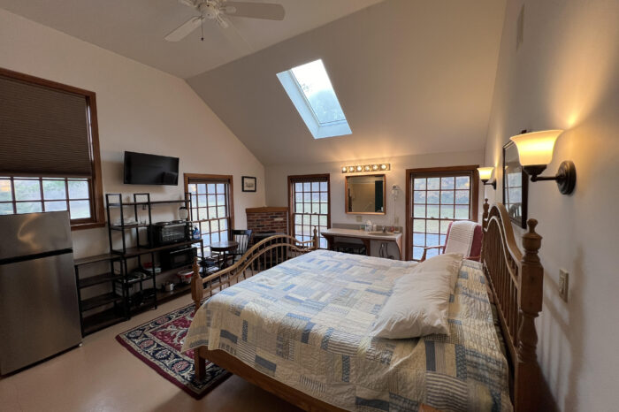 A Cozy 2nd-floor Unit #4 with Kitchenet